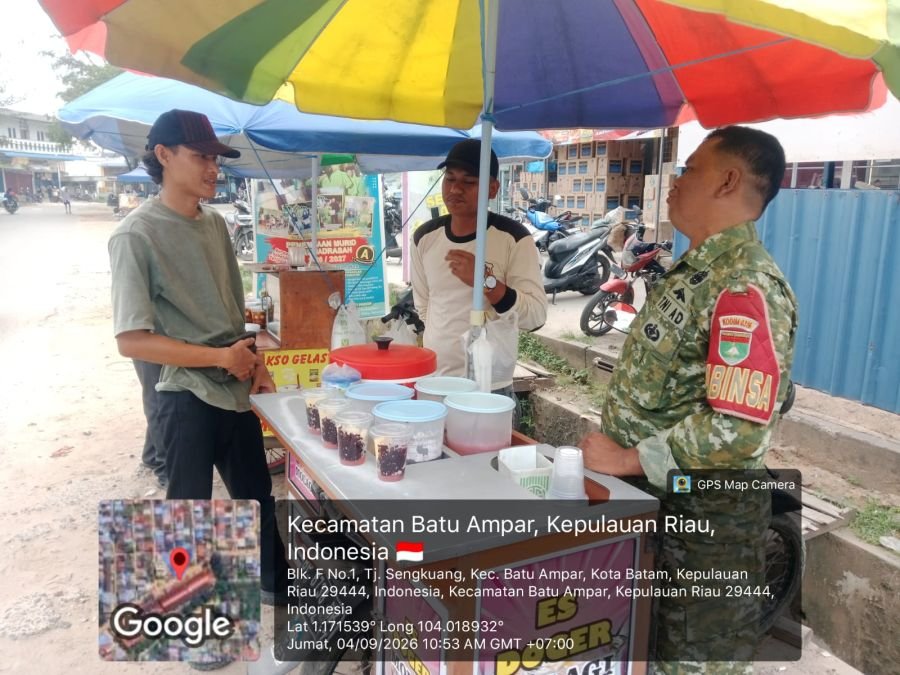 Babinsa Tanjung Sengkuang Perkuat Kamtib Melalui Komsos Bersama Pedagang