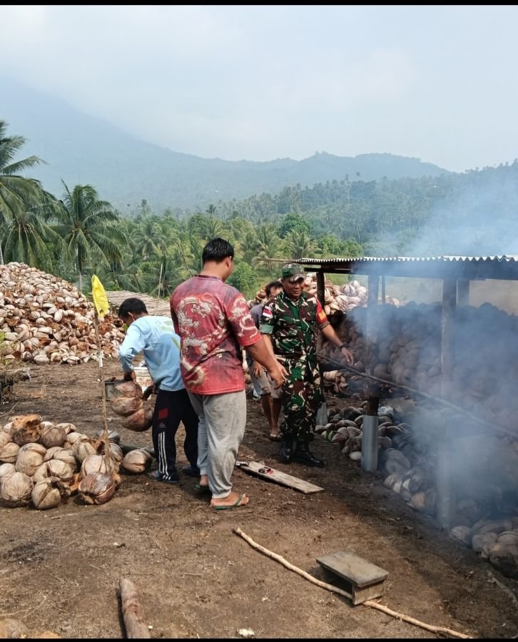 Babinsa Tanjung Temui Pekerja Kopra, Serap Keluhan Warga dari Dekat