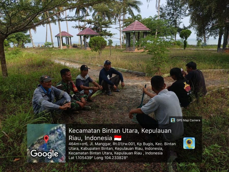 Babinsa Tanjung Uban Utara Imbau Warga Waspada Kebakaran Saat Membersihkan Kebun.