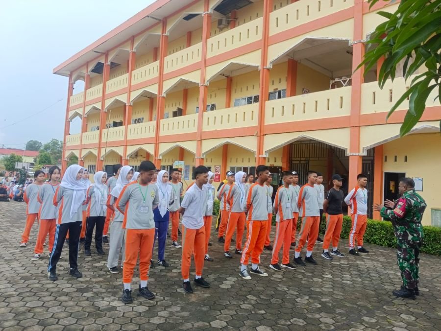 Babinsa Tanjung Unggat Berikan Pelatihan PBB kepada Siswa SMP Negeri 10 untuk Membentuk Karakter