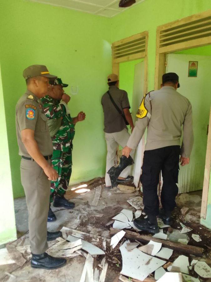 Babinsa Tanjung Unggat Bersama Aparat dan Warga Cek Rumah Kosong di Perumahan Pelindo
