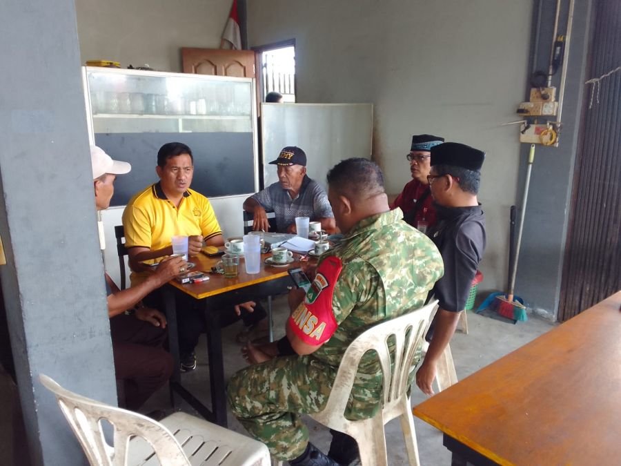 Babinsa Tanjung Unggat Dampingi Pembentukan Panitia Pemilihan RT/RW Melalui Komsos Bersama Warga