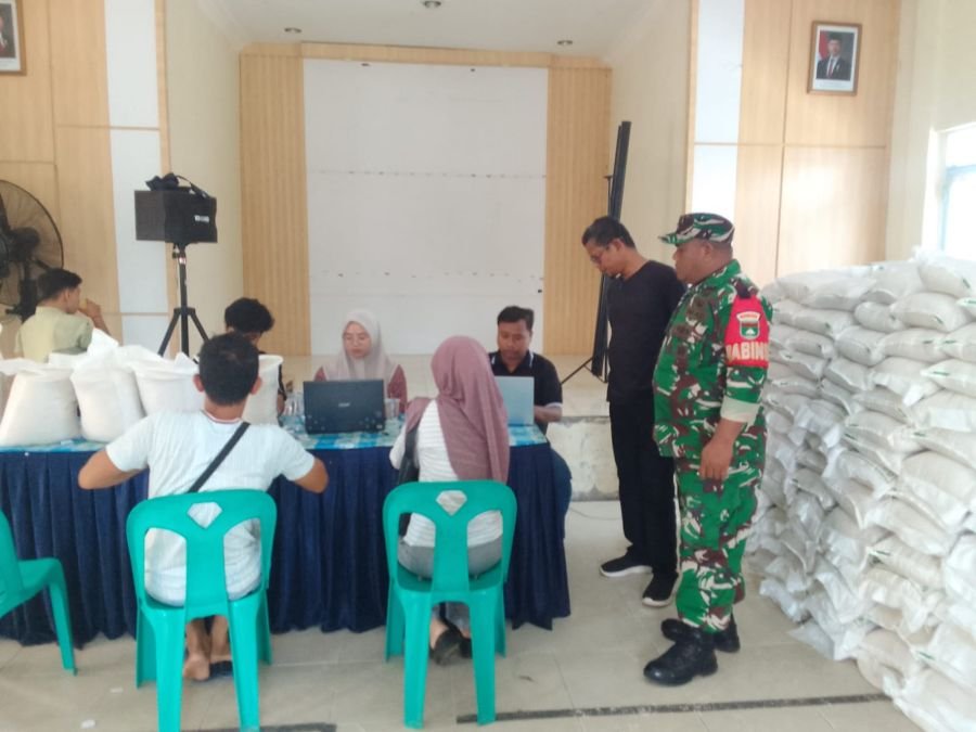 Babinsa Tanjung Unggat Dampingi Penyaluran Bantuan Pangan Beras kepada 1.531 Penerima