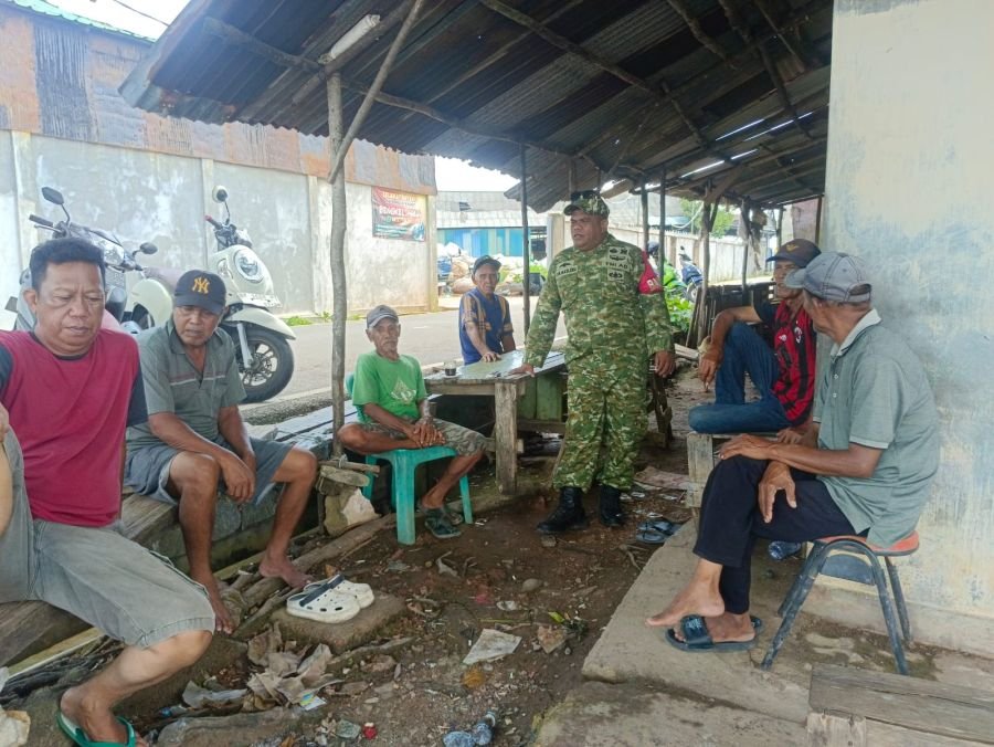 Babinsa Tanjung Unggat Koordinasikan Gotong Royong Bersama Warga untuk Jaga Kebersihan Lingkungan