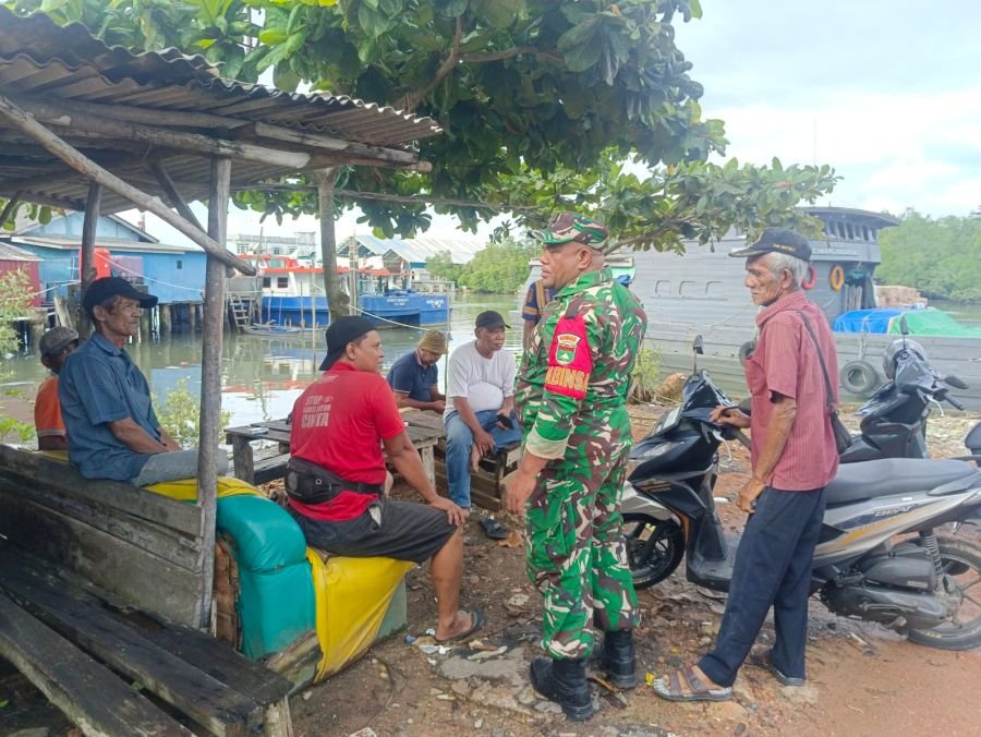 Babinsa Tanjung Unggat Laksanakan Komsos, Ingatkan Warga Utamakan Keselamatan dan Kekompakan Kerja