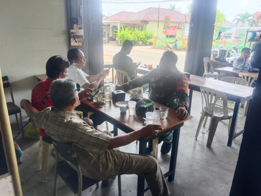 Babinsa Tanjung Unggat Sosialisasikan Rekrutmen Calon Prajurit TNI AD kepada Warga