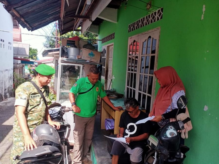 Babinsa Tanjungpinang Barat Dampingi Pendataan Wilayah Kumuh dan Rumah Tidak Layak Huni
