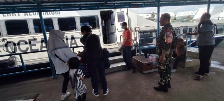 Babinsa Tanjungpinang Kota Pantau Arus Penumpang di Pelabuhan SBP