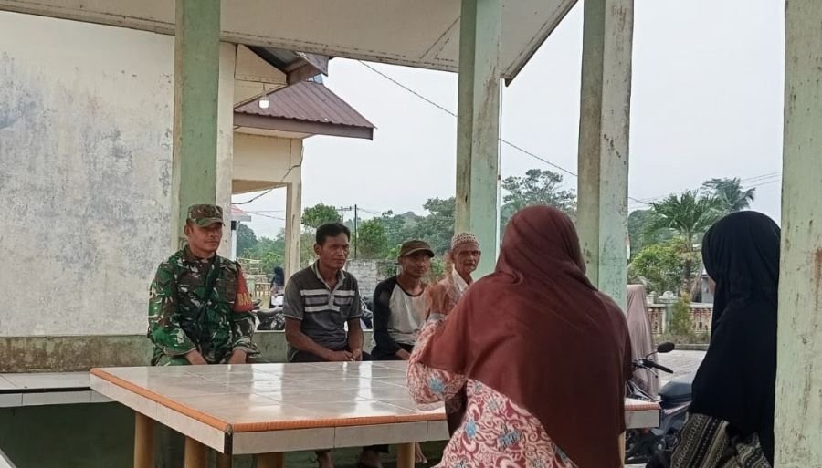Babinsa Tapau komsos dengan warga binaan