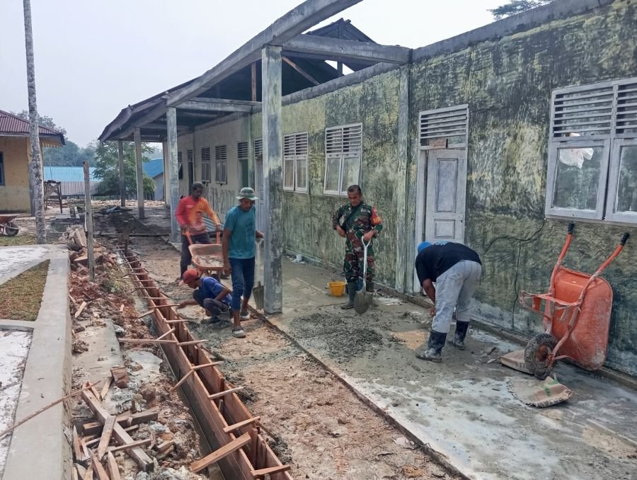 Babinsa Tapau Monitor Pembangunan Sekolah TK