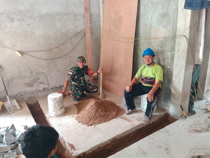 Babinsa Tarempa Timur Komsos dengan Tukang Bangunan, Serap Aspirasi Warga