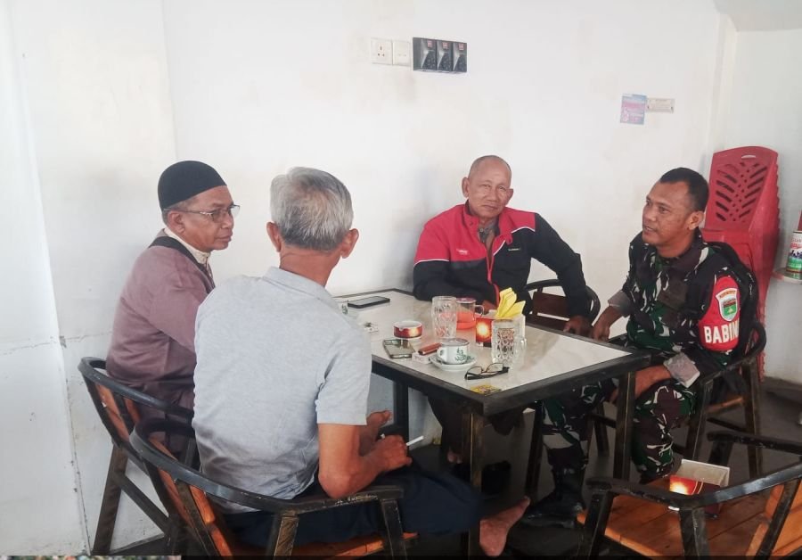 Babinsa Tebing Ajak Warga Perkuat Silaturahmi Lingkungan