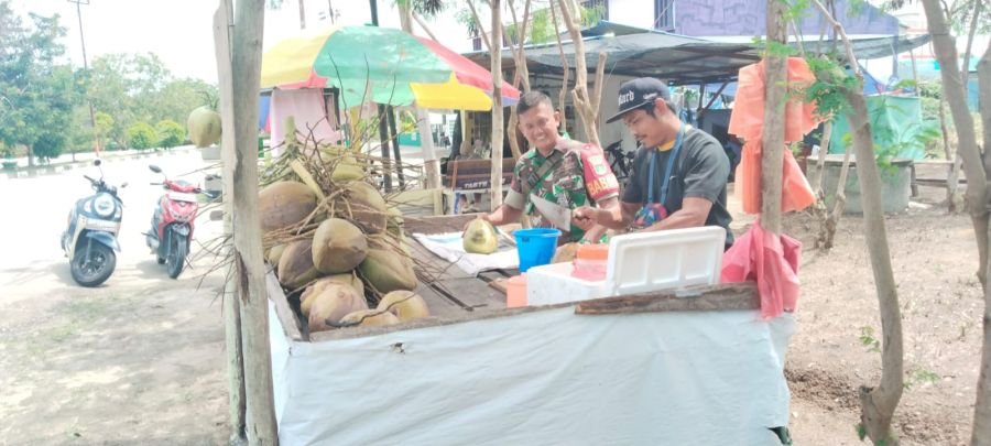 Babinsa Tebing Dorong UMKM Kelapa Muda Tingkatkan Nilai Jual