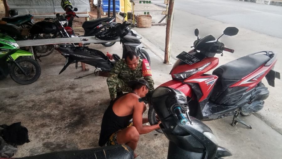 Babinsa Tebing Ingatkan Pelayanan Prima kepada Pelaku Usaha Bengkel