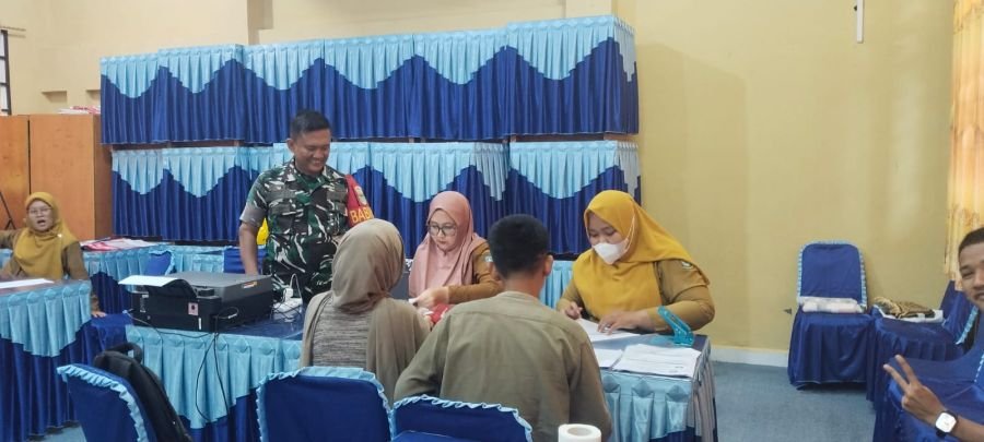 Babinsa Tebing Kawal Daftar Ulang Siswa Baru di SMAN 4