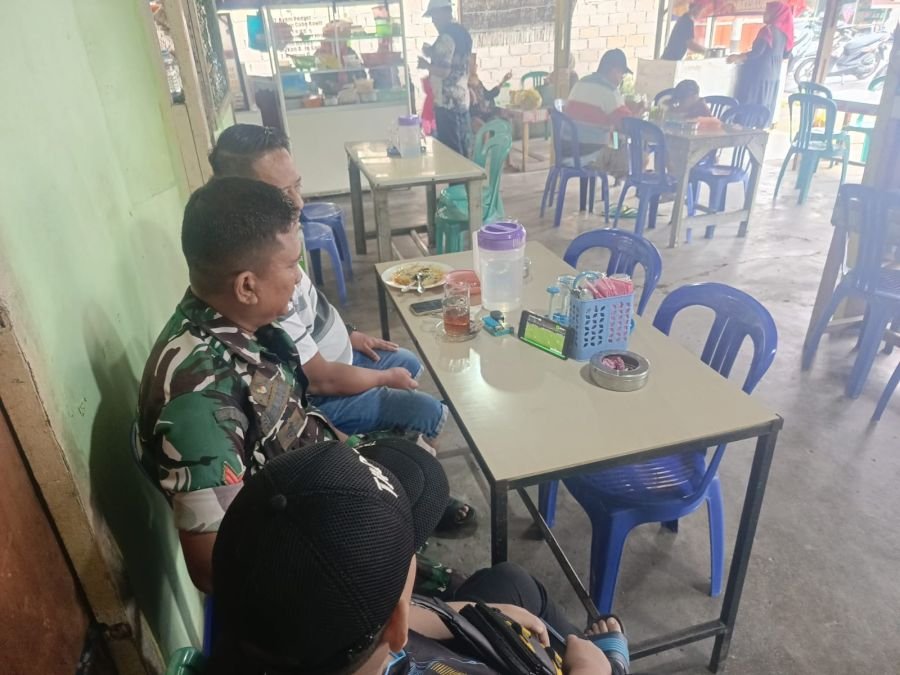 Babinsa Tebing Nobar Bersama Warga, Perkuat Persatuan dan Keamanan