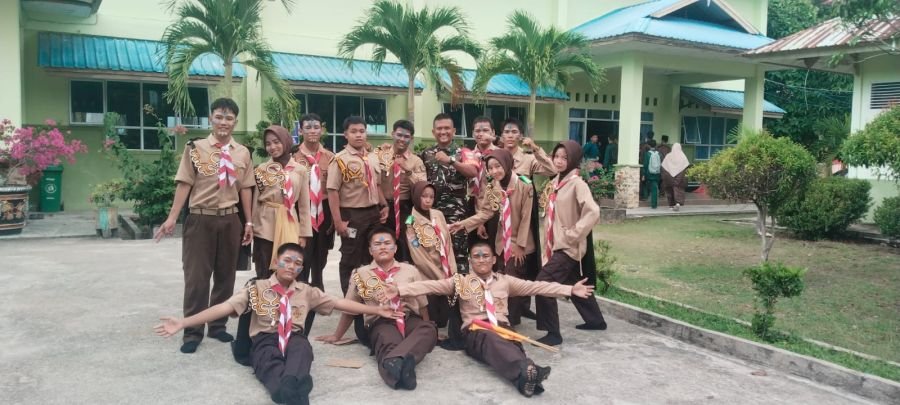 Babinsa Tebing Tanamkan Nasionalisme kepada Pramuka SMKN 1 Karimun