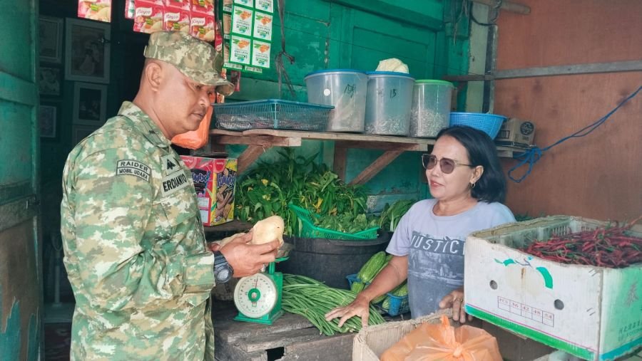 Babinsa Telaga Tujuh Cek Harga Bahan Pokok, Pedagang Diingatkan Jaga Kualitas