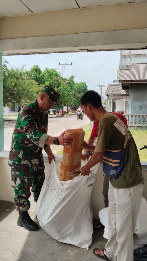 Babinsa Telaga Tujuh Ingatkan Kurir Jaga Keselamatan dan Keamanan Paket