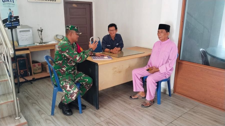 Babinsa Telaga Tujuh Perbarui Data Warga Lewat Koordinasi dengan Desa