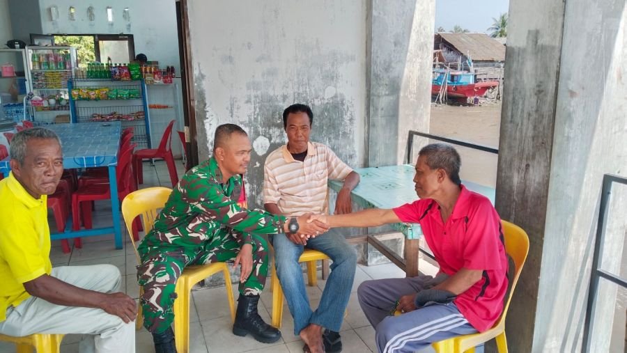 Babinsa Telaga Tujuh Perkuat Kamtibmas Lewat Komsos Bersama Warga