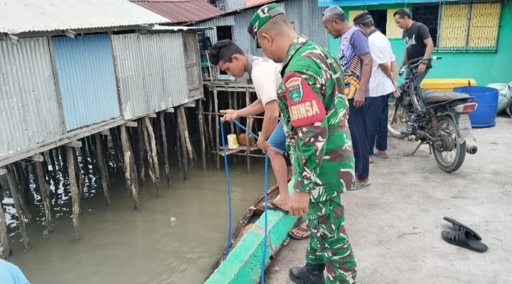 Babinsa Telaga Tujuh Sigap Selamatkan Barang Buruh yang Jatuh ke Laut
