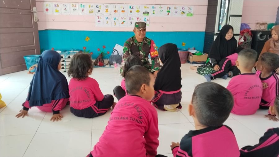 Babinsa Telaga Tujuh Tanamkan Disiplin Sejak Dini di PAUD Telaga Indah