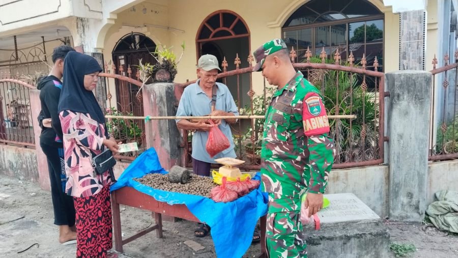 Babinsa Telaga Tujuh Tekankan Kualitas Dagang Warga