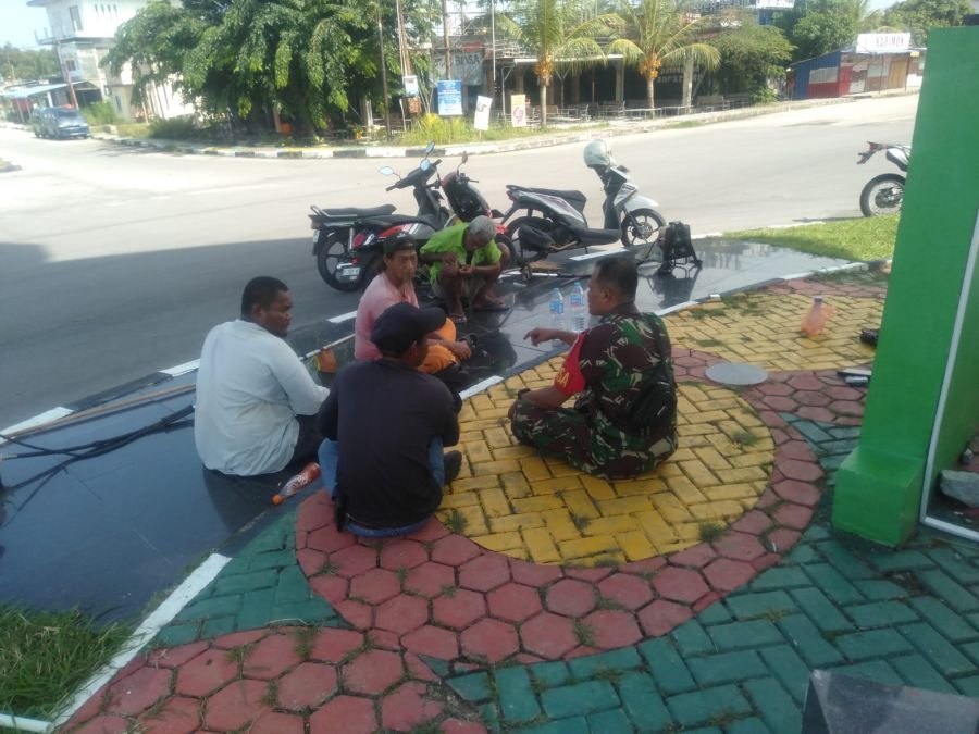 Babinsa Teluk Air Ajak Petugas Rawat Coastal Area Sambut HUT RI