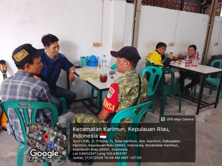 Babinsa Teluk Air Perkuat Kamtibmas Lewat Komsos Bersama Warga