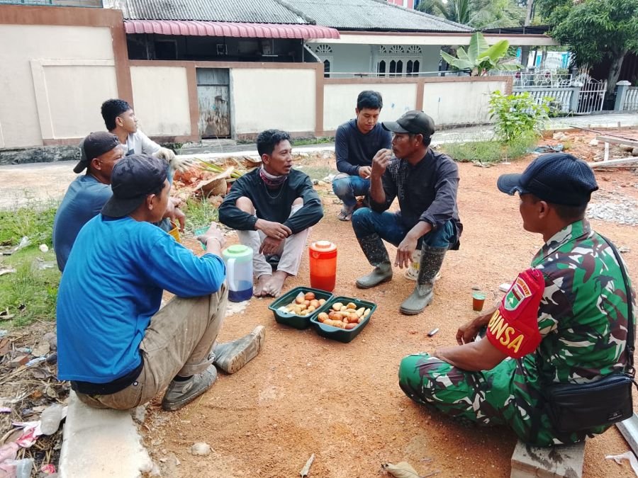 Babinsa Teluk Air Tekankan Keselamatan Kerja Lewat Komsos