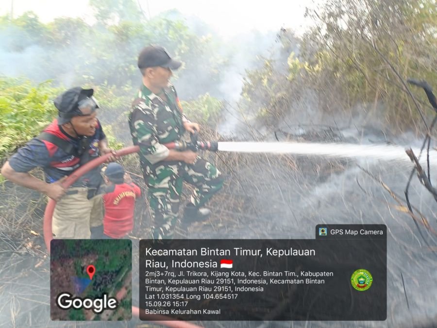 Babinsa Teluk Bakau Bersama Instansi Terkait Amankan Kebakaran Lahan Kosong di Jalan Pantai Trikora