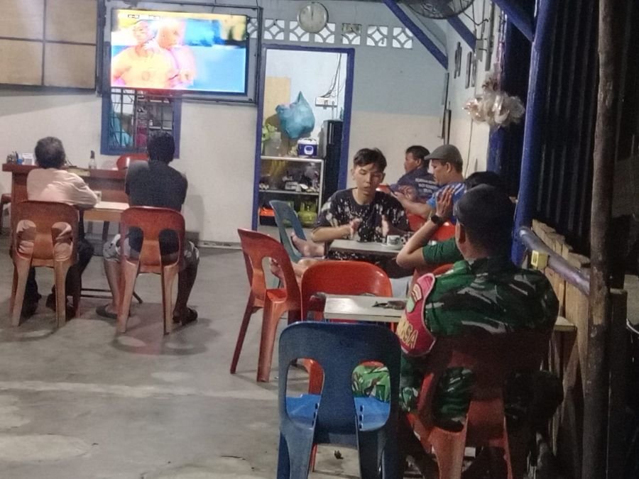 BABINSA TELUK BAKAU GELAR NOBAR PIALA DUNIA 2026 PERERAT KEAKRABAN DENGAN WARGA