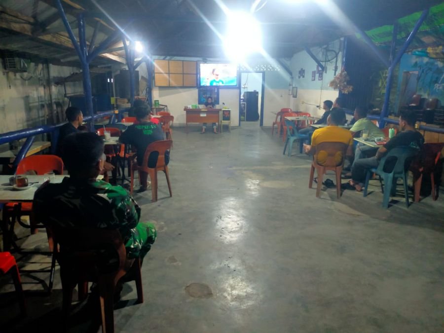 BABINSA TELUK BAKAU GELAR NOBAR PIALA DUNIA BERSAMA WARGA.