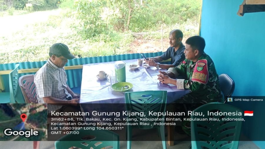 BABINSA TELUK BAKAU HIMBAU WARGA JAGA KEBERSIHAN LINGKUNGAN