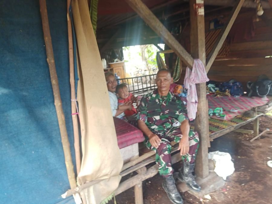 Babinsa Teluk Batil Pantau Perkembangan Anak Asuh Stunting