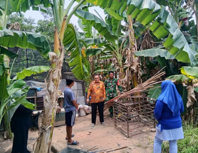 Babinsa Teluk Lobam Dampingi Lurah Sosialisasikan Penataan Hewan Ternak di Lingkungan Perumahan.