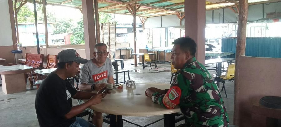 Babinsa Teluk Lobam Jalin Silaturahmi dengan Warga Melalui Komsos, Bahas Kamtibmas