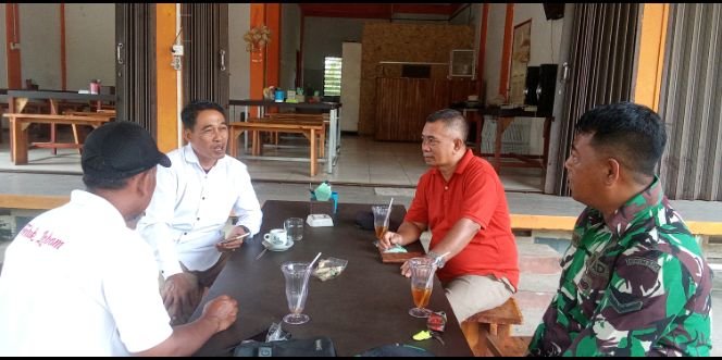 Babinsa Teluk Lobam Komsos Bersama Warga Bahas Persiapan HUT Kemerdekaan RI Ke-81
Babinsa Kelurahan