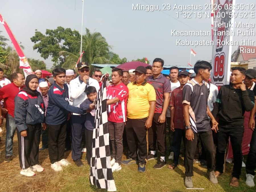 Babinsa Teluk mega Serda R. Sipahutar mengikuti kegiatan senam sehat dan jalan Santai