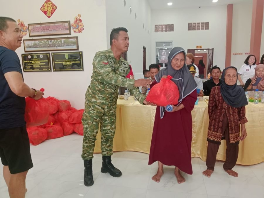 Babinsa Teluk Pinang Ramil 05/Gas Monitoring Baksos Pembagian Sembako di Vihara, Wujud Sinergi TNI