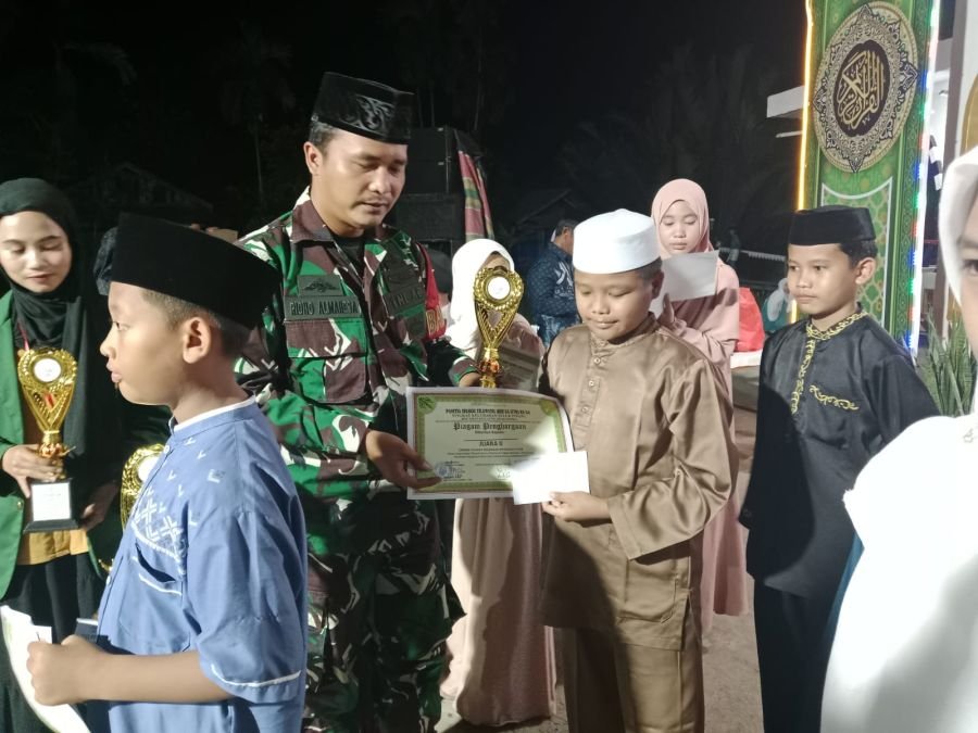Babinsa Teluk Pinang Ridho Almahesa  Dalam. Acara *PENUTUPAN SELEKSI TILAWATIL QUR'AN (STQ) KE-54