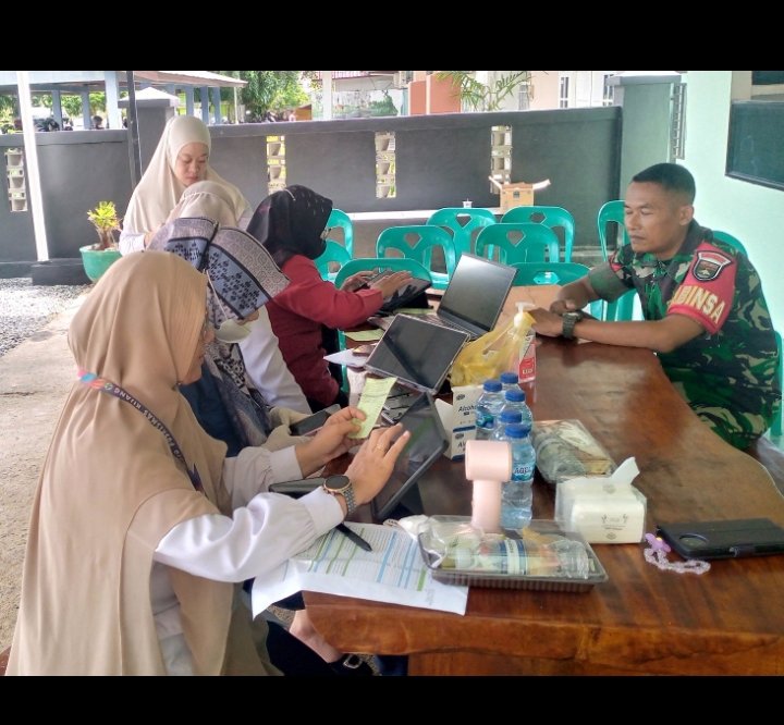 Babinsa Teluk Sekuni Kawal Pendataan Perubahan Penduduk