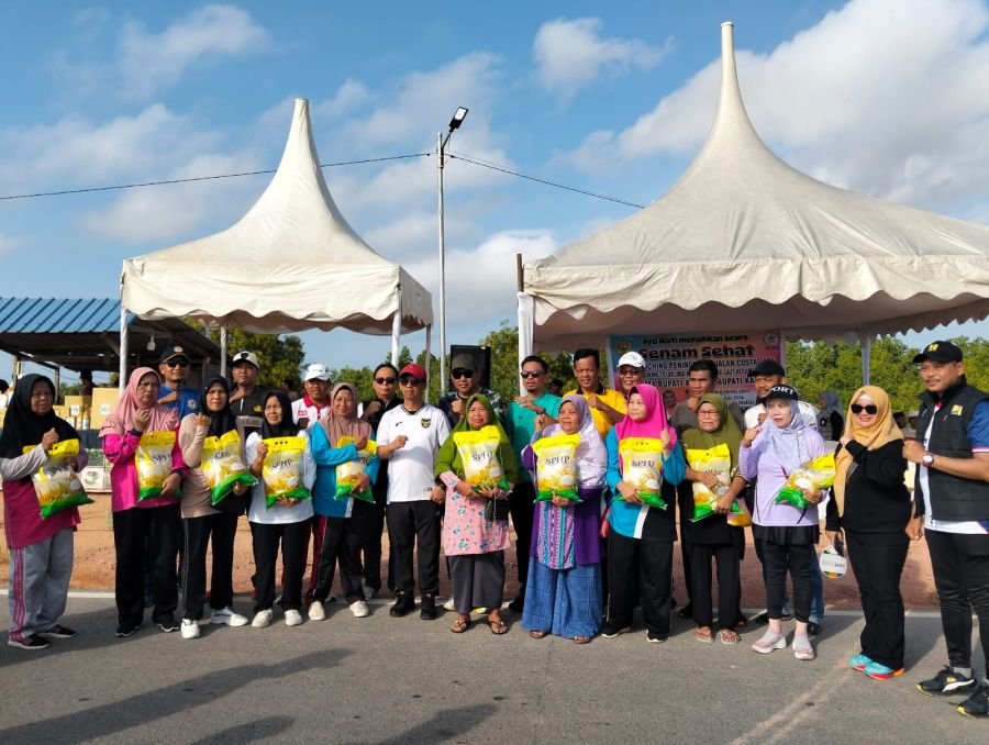 Babinsa Teluk Uma Ajak Warga Hidup Sehat Lewat Senam Bersama