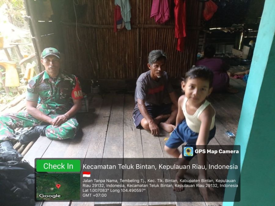 Babinsa Tembeling Tanjung Ajak Nelayan Jaga Kebersihan Lingkungan Pesisir.