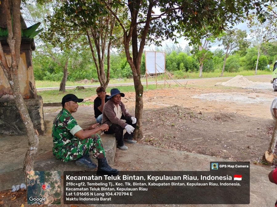Babinsa Tembeling Tanjung Ajak Pekerja Bangunan Selalu Menjaga Kesehatan.