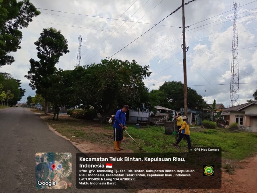Babinsa Tembeling Tanjung Gotong Royong Bersama Warga Ciptakan Lingkungan Bersih dan Sehat