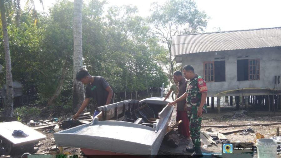 Babinsa Tembeling Tanjung Ingatkan Nelayan Utamakan Keselamatan Saat Melaut.