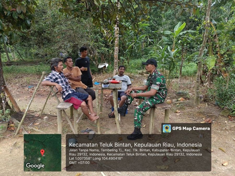 Babinsa Tembeling Tanjung Laksanakan Komsos dan Imbau Warga Utamakan Keselamatan Saat Musim Hujan.