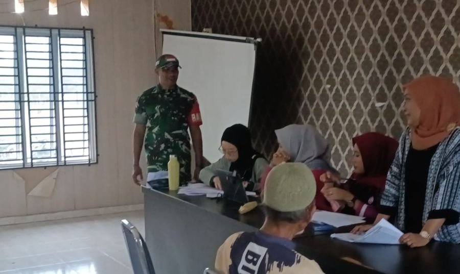 Babinsa Tembeling Tanjung Laksanakan Komsos dengan Pegawai Kelurahan.